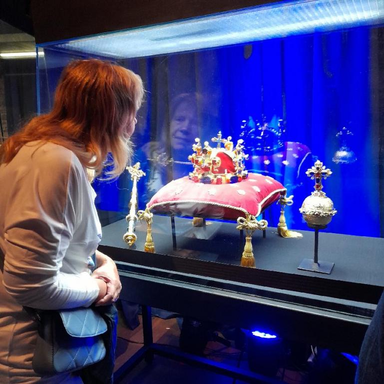 Eva Nárovcová obdivuje řemeslné repliky českých korunovačních klenot, které byly k vidění na hradu Kašperk od 3.května o 30. června 2023. Foto: ROSa