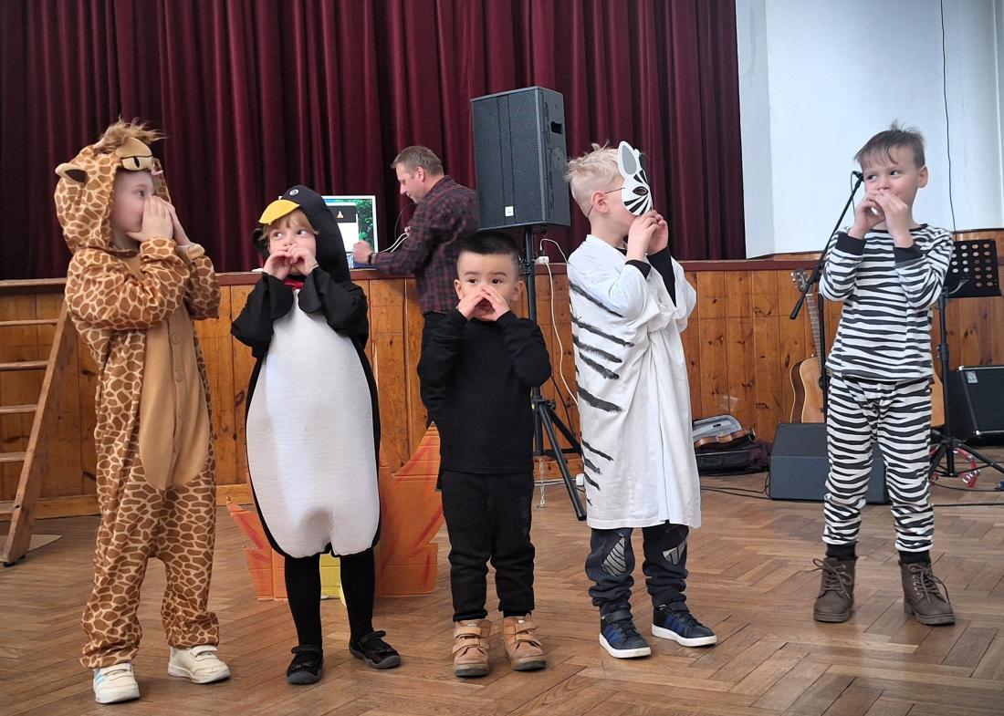 „Já tak rád trsám,“ znělo na MDŽ z rábského kulturáku. A také se trsalo, jedlo a dobře bavilo.