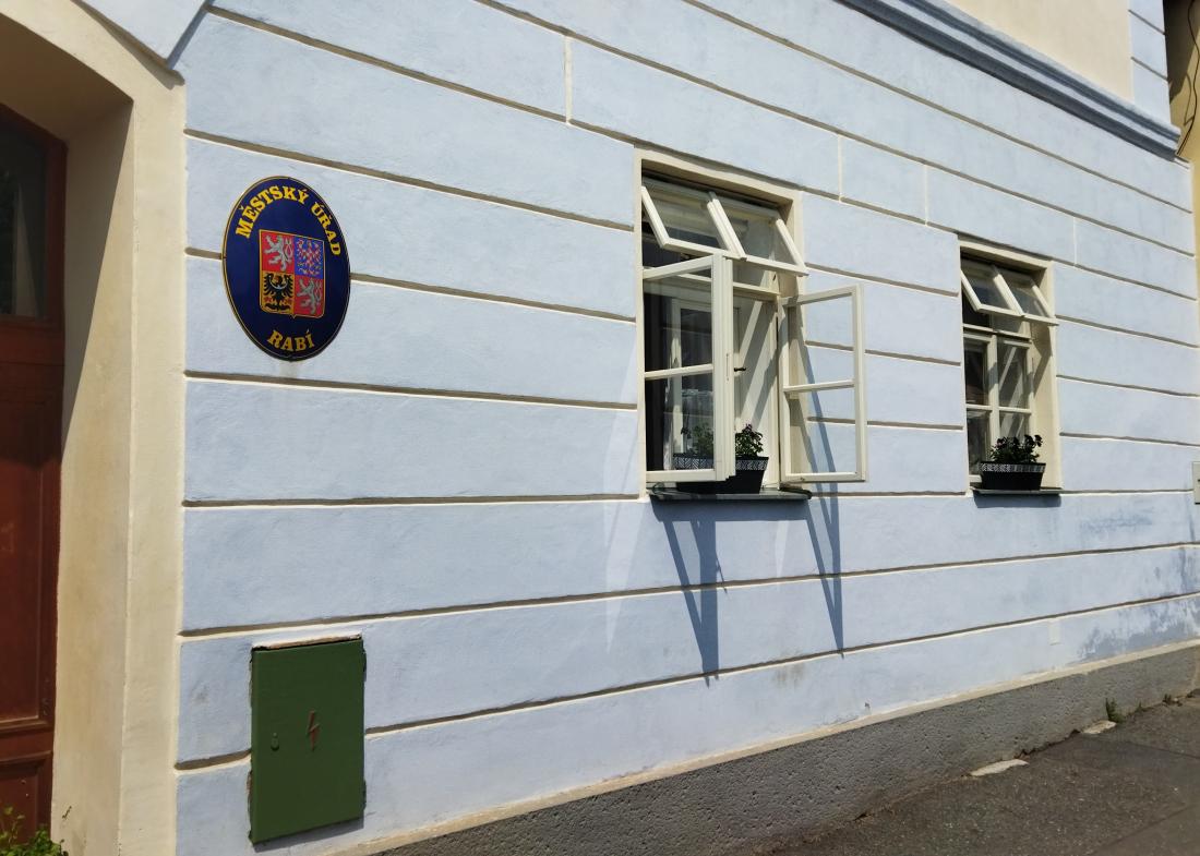 Radnice je v létě  ve standardním provozu
