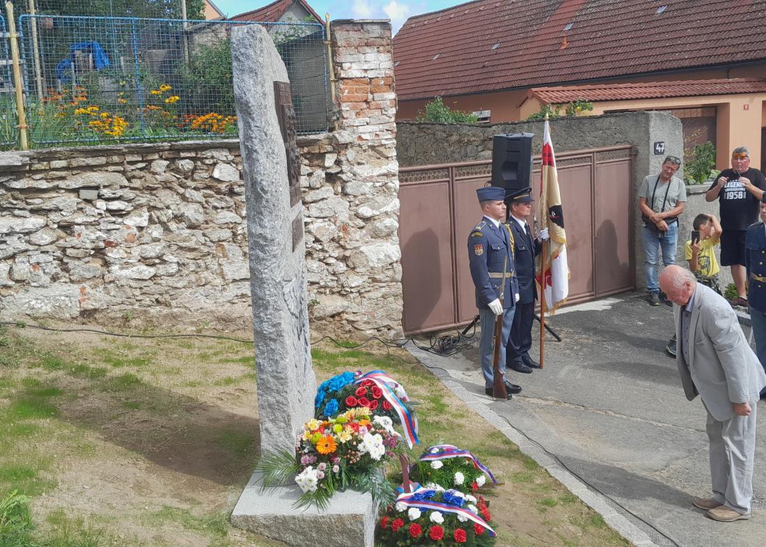 Odhalení pamětní desky letci RAF a rodákovi z Vlkonic Matějovi Pavlovičovi