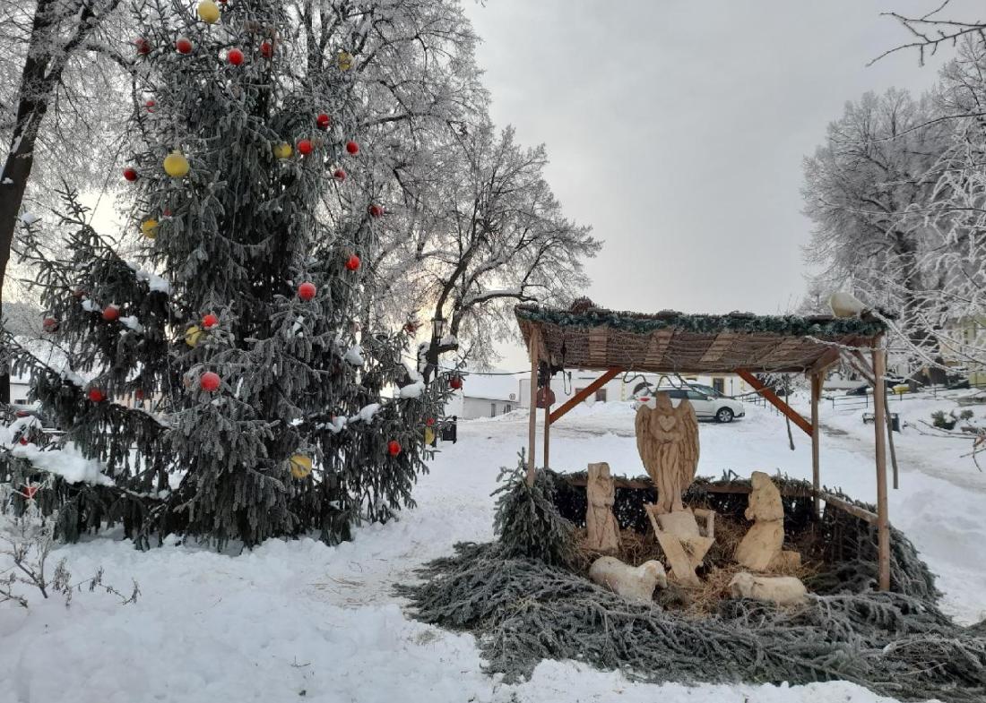 Rábské náměstí ozdobil dřevěný betlém