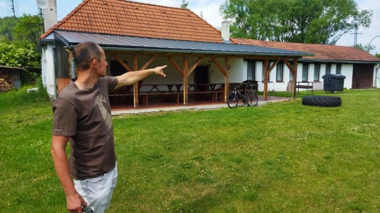 Nová klubovna by měla být zvětšena a zarovnána na šířku současné terasy. Foto: tf