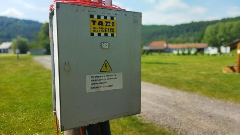 V kempu vyrostlo několik sloupů s elektrickou přípojkou, které slouží obytným vozům. Foto: tf
