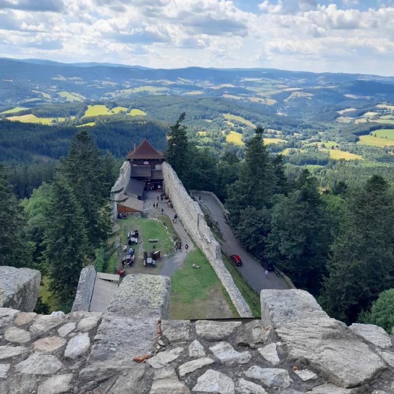 Dechberoucí výhled z vyhlídky věže hradu Kašperk. Foto: ROSa