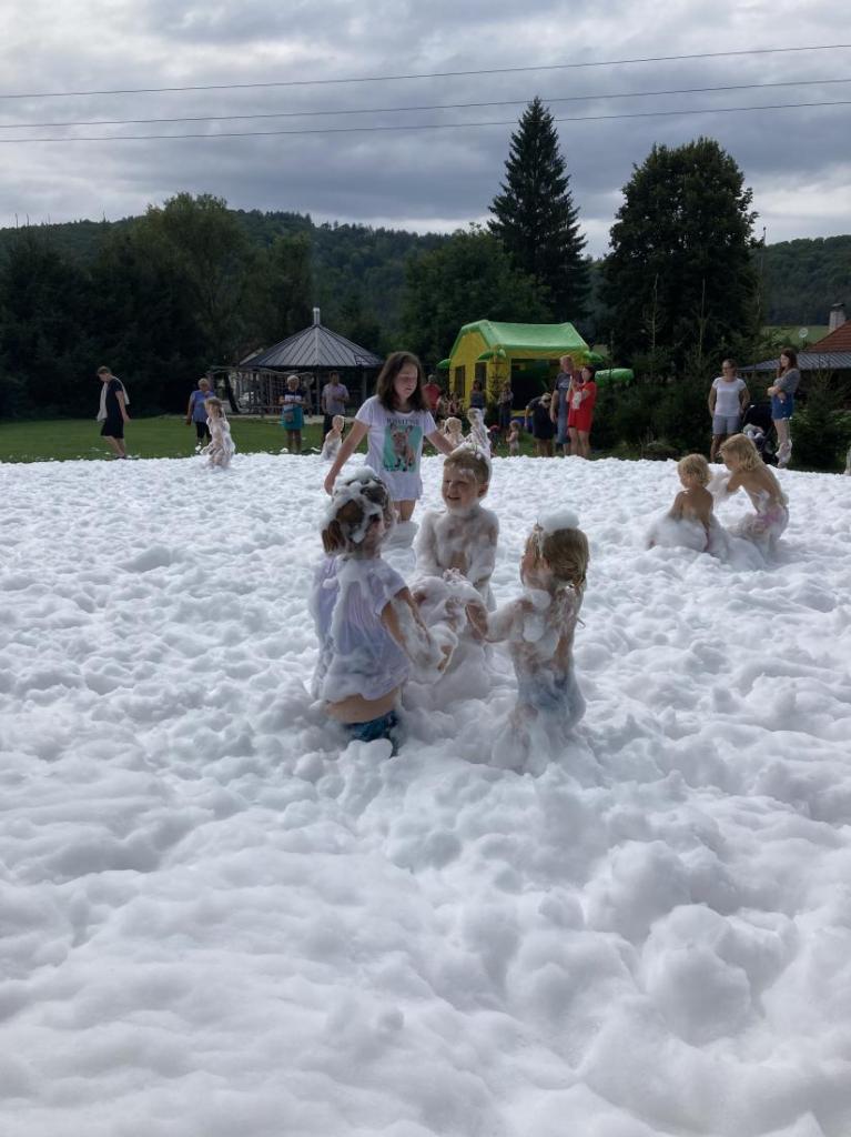 Děti si užívaly kopu pěny. Foto: Hana Sulánová