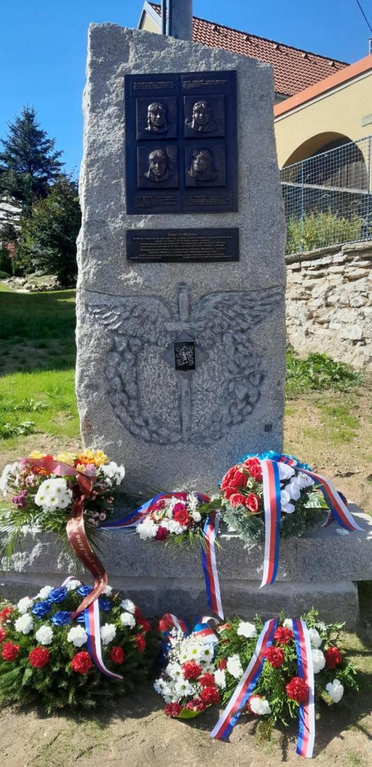 Pamětní deska letcům RAF včetně rodáka Matěje Pavloviče ve Vlkonicích. Foto: KVH Otaslavice