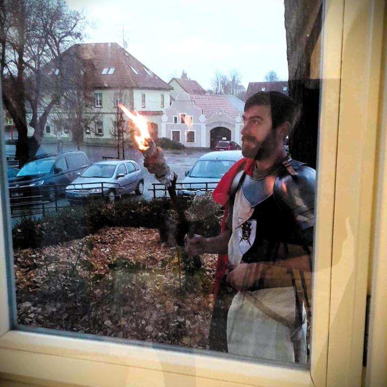 Na letošní průvod dorazil sám svatý Martin, který pomáhal dětem s výrobou loučí. Foto: Anna Svobodová