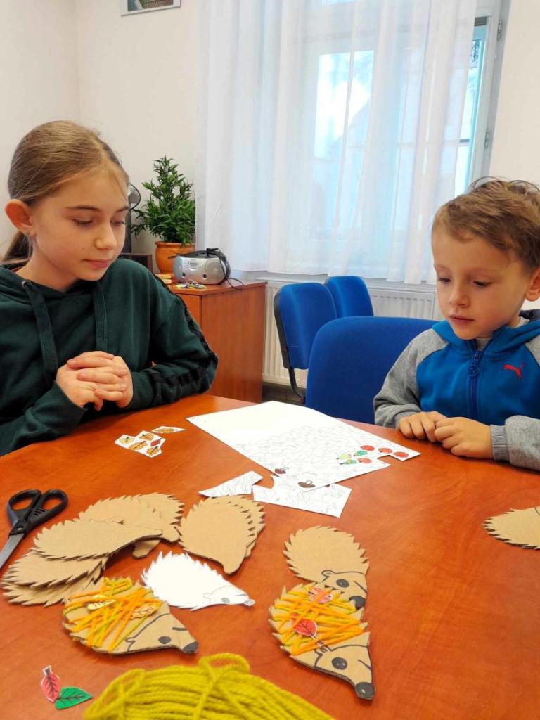 Na svatomartinské dílničce si děti mohly vyrobit louče, lucerničky, pláště i roztomilé ježečky. Foto: Anna Svobodová