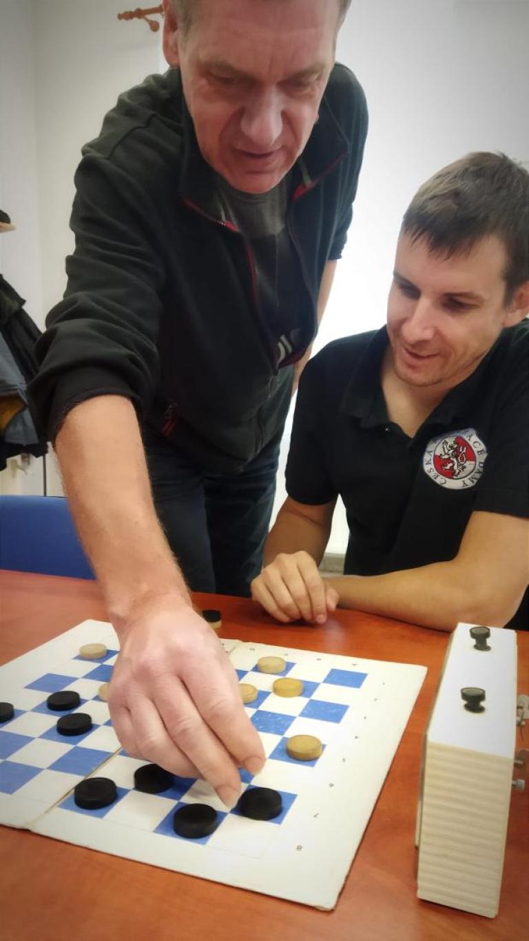 Petr Janoušek (vlevo) a Filip Kareta (vpravo) konzultují tahy právě dohrané hry. Foto: tf