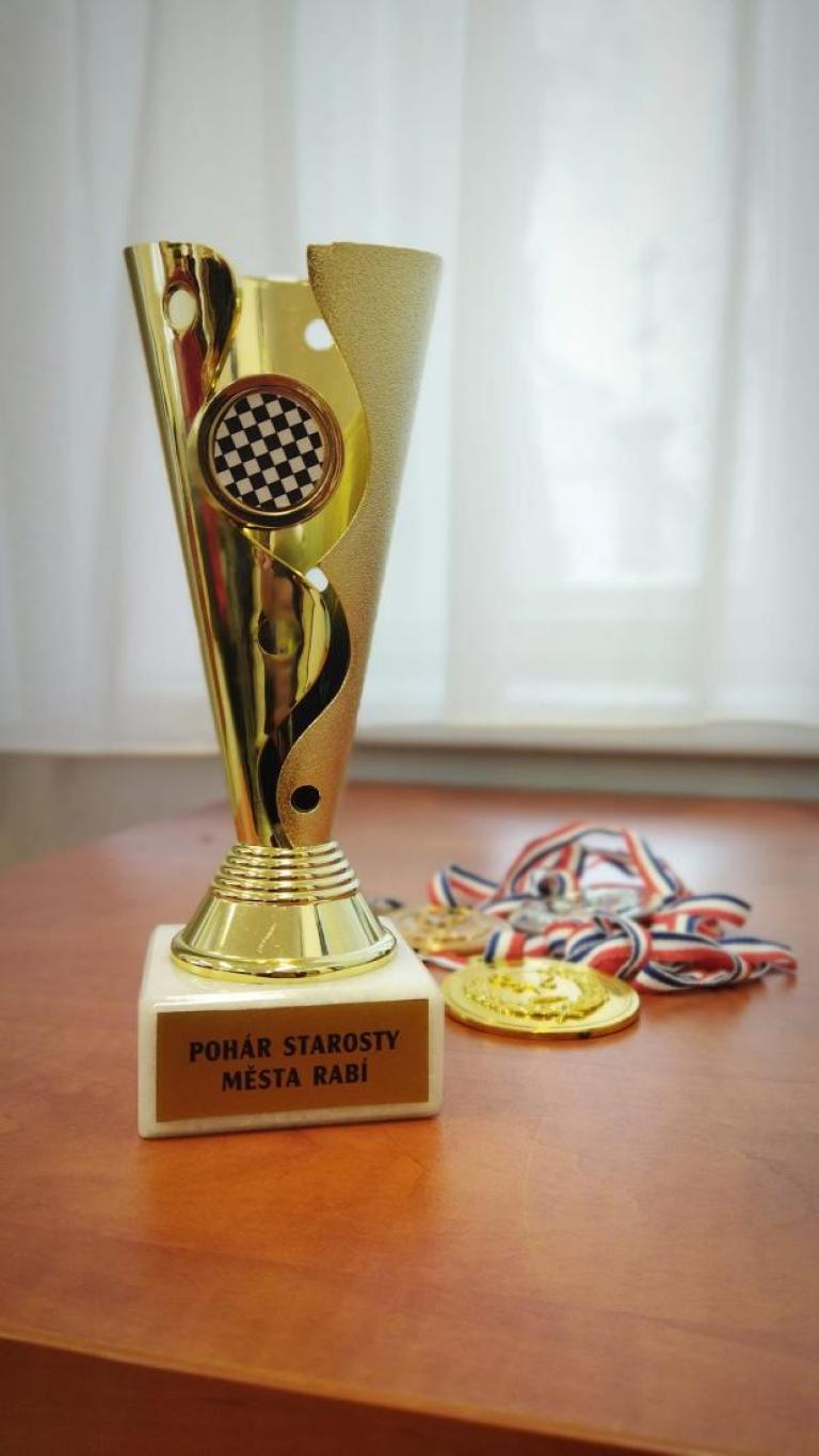 Pohár starosty obce Rabí. Foto: tf