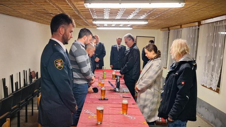 Schůze byla zahájena minutou ticha za zesnulé kolegy hasiče a hasičky. Foto: tf