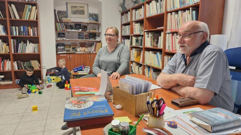 Ředitelka MŠ Rabí Eva Mešinová a rábský knihovník Tomáš Nárovec poslouchají děti, jak čtou nahlas. Foto: Tereza Freidingerová  