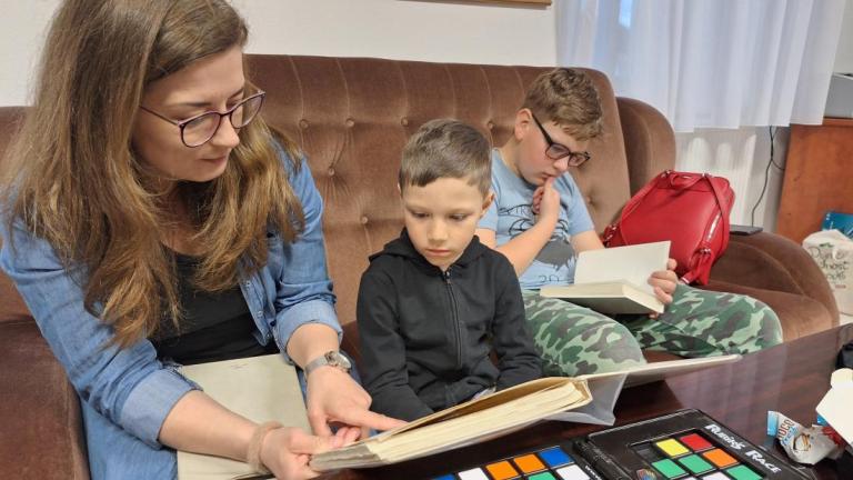 Školkáček Kristián a jeho první veřejné čtení—velkých písmen z obrázkové encyklopedie.  Foto: Tereza Freidingerová