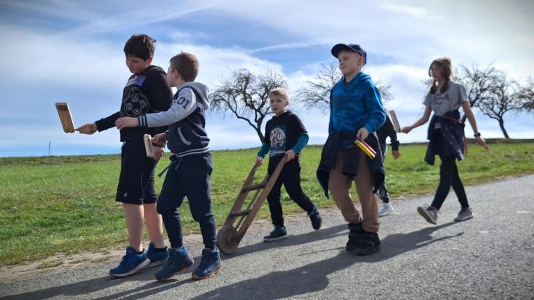 Letos se do hrkacího průvodu zapojilo devatenáct dětí a šest maminek. Foto: tf