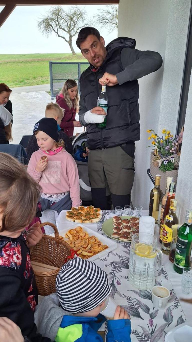 Obláště náročné to bylo pro dospělý doprovod, na který téměř v každé chalupě čekalo štědré alkoholvé pohoštění. Foto: tf