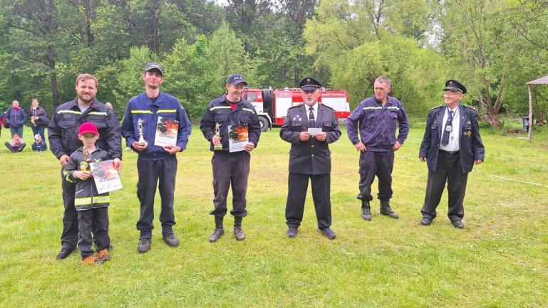 Vítězové mužské kategorie: Čímice (1), Žichovice A (2), Rabí (3). Foto: tf