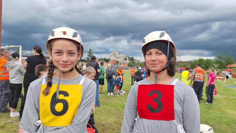 Zleva Lucie Jůnová a Anna Kordová před požárním útokem CTIF. Foto: Tereza Freidingerová