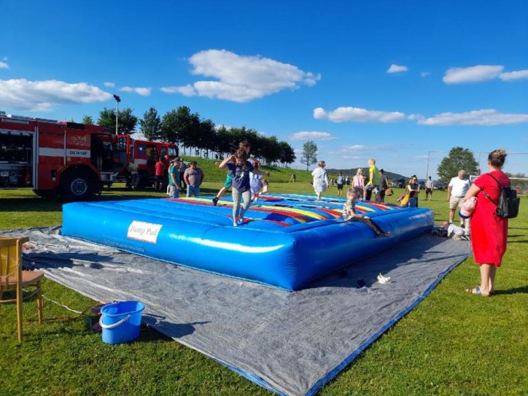Pro děti byla připravena velká nafukovací trampolína. Foto: Marie Jamrichová