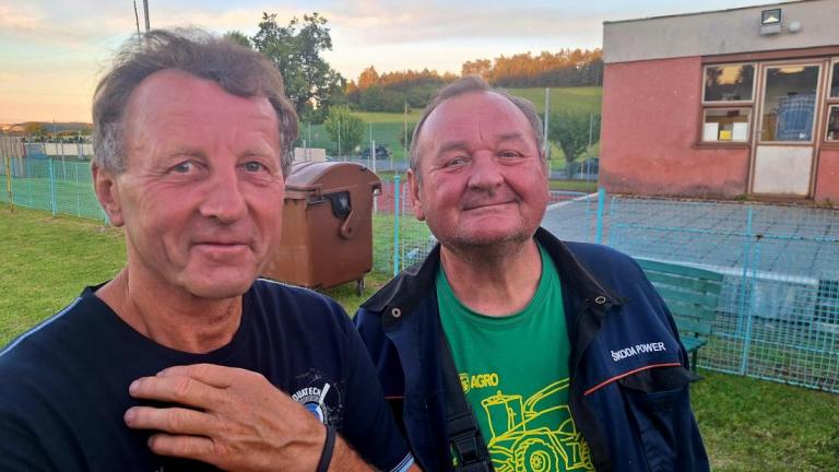 Grill master Vilém Ruta (vpravo) z Bojanovic se postaral o pořádné vepřové hody. Foto: tf
