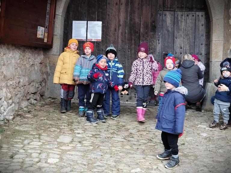 Děti na oplátku vzaly Jeronýma na poznávací túru po našem městečku. Foto: Archiv MŠ